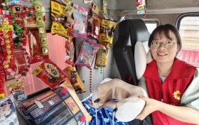 00后卡车司机的”零食墙驾驶舱” ——7小时山路开出甜滋味